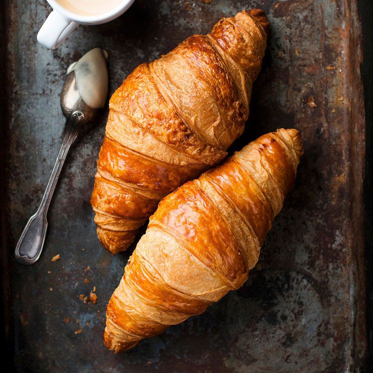 Pastelería Francesa Hirondelle - Croissant Horneado Mediano - Croissant de mantequilla horneado, talla mediana 50g aprox.