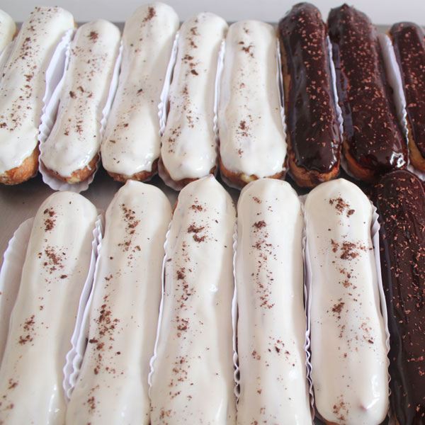 Pastelería Francesa Hirondelle - Eclair Vanilla (1u) - Éclair relleno de creme diplomat de vainilla de Madagascar, decorado con glaseado blanco y virutilla de chocolate blanco.