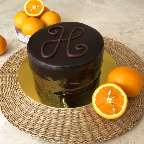 Pastelería Francesa Hirondelle - Torta Orangette (20p) - Chocolate Naranja - Una combinación clásica de chocolate con naranja: Húmedos bizcochos de chocolate, nuestra mermelada provençale de naranja, ganache de chocolate y glaseado de cacao. Redonda 20cm