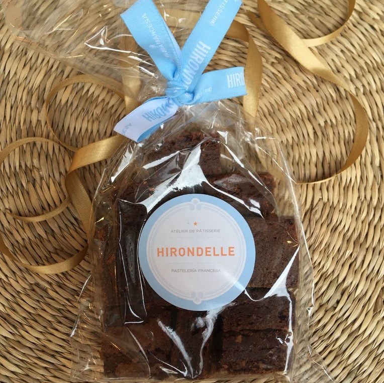 Pastelería Francesa Hirondelle - Mini Brownie Clásico Docena -  - Una docena de mini brownies tipo trufa de chocolate belga, sabor intenso y profundo. Fabricado con harina sin gluten. 