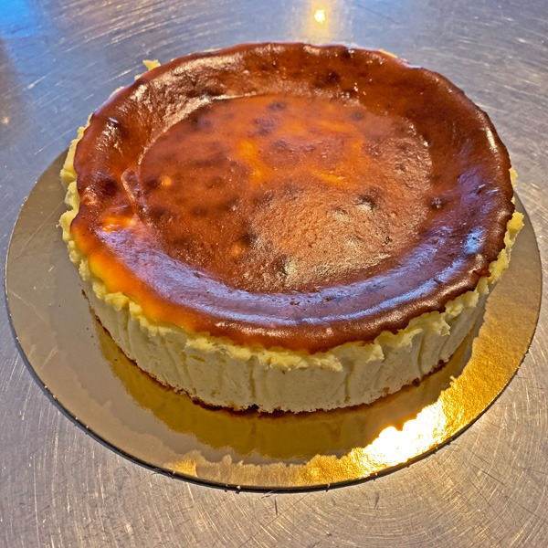 Pastelería Francesa Hirondelle - Cheesecake Vasco (12p) -  - Cremoso cheesecake de vainilla sin masa, al estilo vasco. Horneado hasta formar una capa caramelizada, es muy versátil y se puede servir con fruta fresca, coulis de fruta, o disfrutarlo solo! Redonda 20cm.