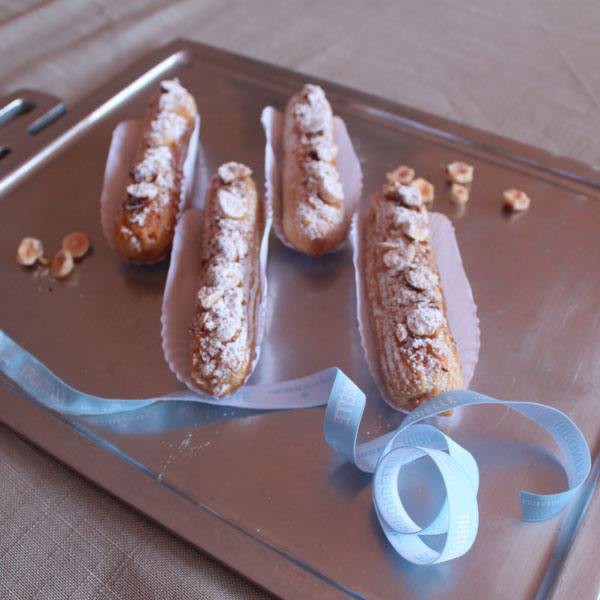 Pastelería Francesa Hirondelle - Eclair Praliné (1u) - Éclair al estilo Paris-Brest con crema de praliné de avellana europea, cubierta por trozos de avellana.