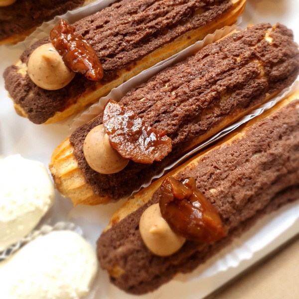 Pastelería Francesa Hirondelle - Eclair Marrón Glacé (1u) -  - Nuestro eclair favorito de temporada Otoño-Invierno! Relleno de crema de castañas confitadas, cubierto con un crujiente craquelin de cacao y un pedacito de dulce castaña. 