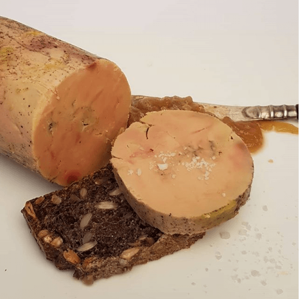 Pastelería Francesa Hirondelle - Foie Gras - 100g -  - Bloc de Foie Gras de pato preparado estilo mi-cuit. Para servir una tabla de quesos imponente o comerlo solo, este ingrediente de lujo habla por si mismo. Importado de Francia, bolsa al vacío