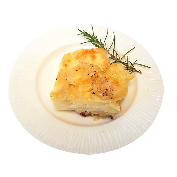 Pastelería Francesa Hirondelle - Gratin de Papas - 6p -  - Receta francesa también conocida comomilhoja de papas, horneadas con crema y queso. Este plato es muy buen acompañamiento de varias carnes, asado, boeuf bourguigno. Bandeja congelada 6-8p. Producto artesanal hecho por Chef Hélène de Fleurac