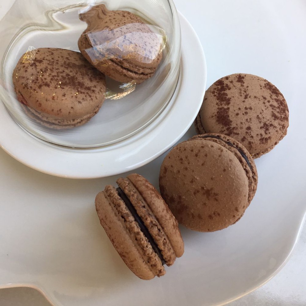 Pastelería Francesa Hirondelle - Macaron Chocolate (1u)<br />Chocolate - Macaron espolvoreado de cacao y relleno con ganache de chocolate 70% cacao. #macaron-unidad
