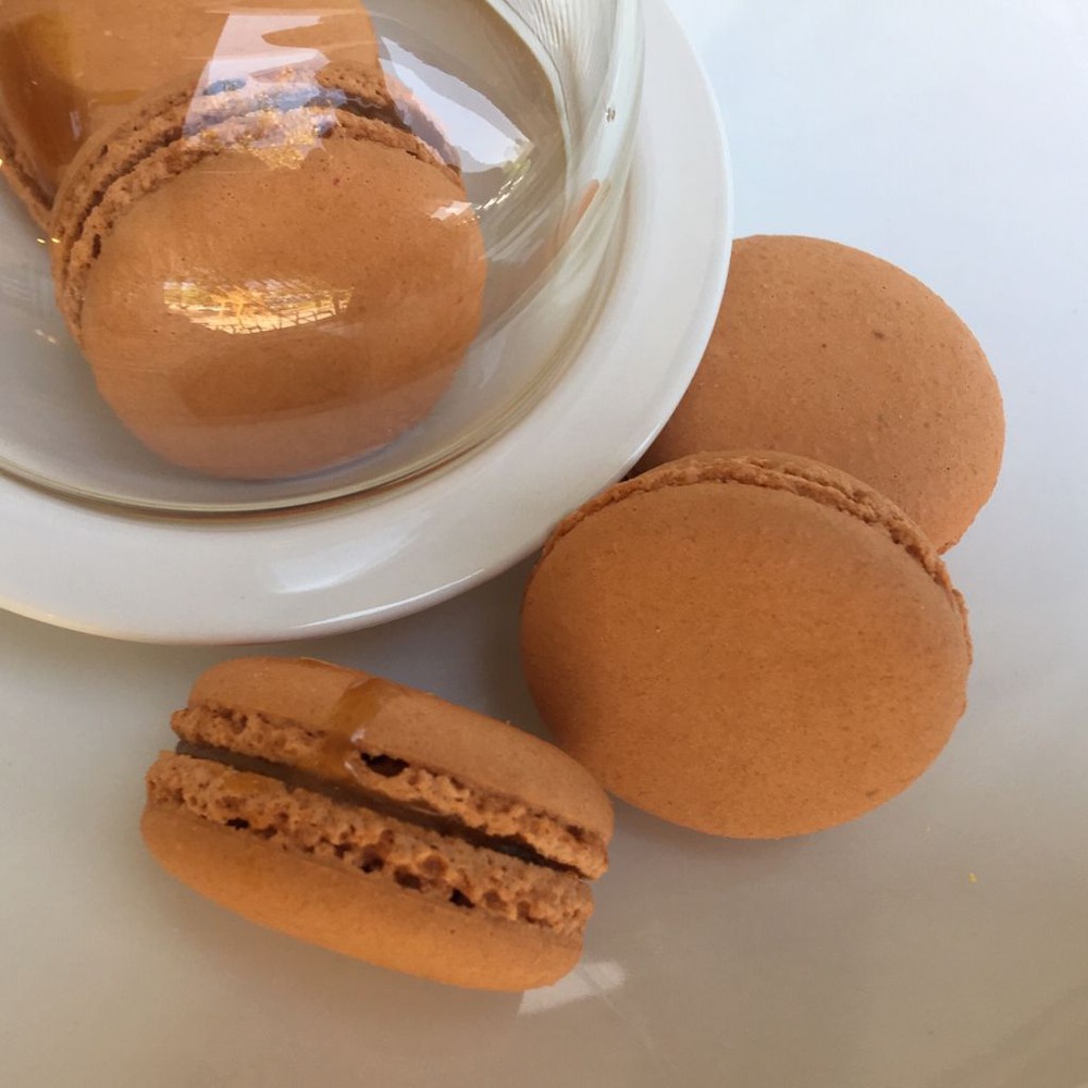 Pastelería Francesa Hirondelle - Macaron Caramelo Avellana (1u) - Macaron relleno de crema de avellanas con caramelo a la sal