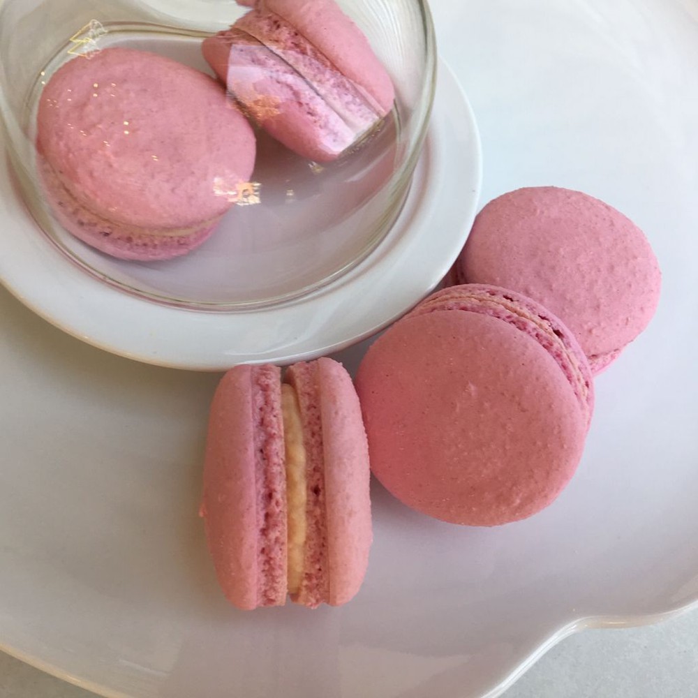 Pastelería Francesa Hirondelle - Macaron Pétalos de Rosa (1u) -  - Macaron relleno de ganache de chocolate blanco infusionado con pétalos de rosa. #macaron-unidad