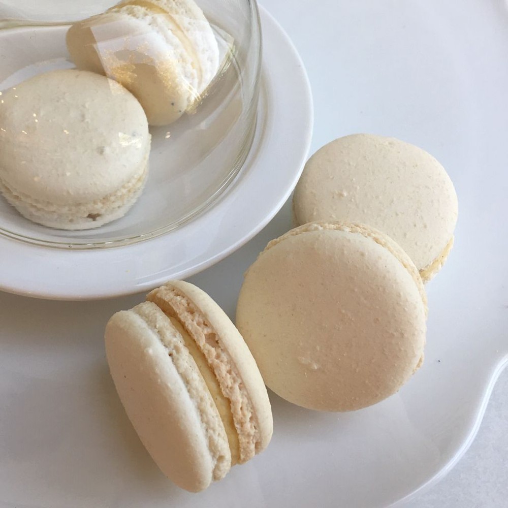 Pastelería Francesa Hirondelle - Macaron Vainilla (1u) -  - Macaron relleno de crema infusionada con vaina de vainilla de Madagascar