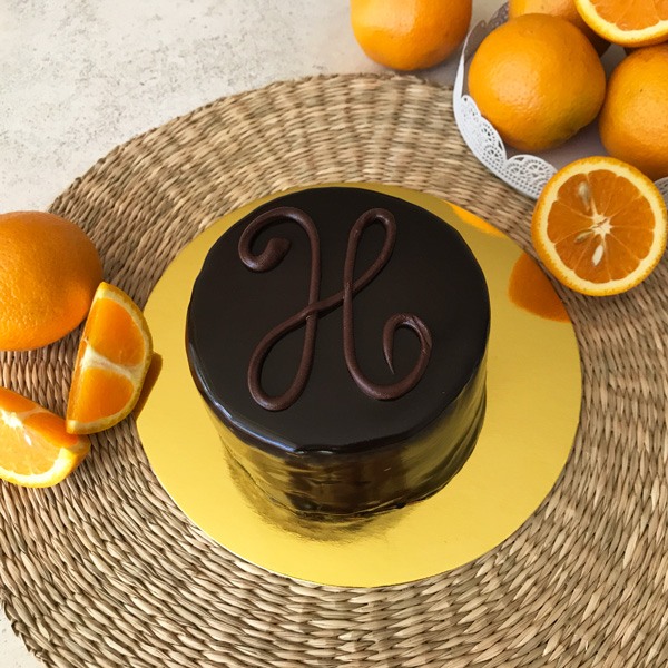 Pastelería Francesa Hirondelle - Torta Orangette (3p) - Chocolate Naranja - Una combinación clásica de chocolate con naranja: Húmedos bizcochos de chocolate, nuestra mermelada provençale de naranja, ganache de chocolate y glaseado de cacao. Redonda 12cm